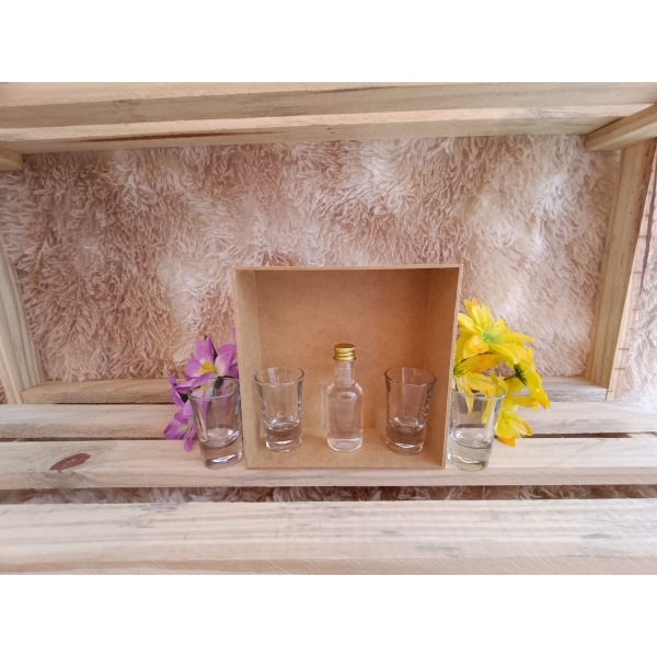 Kit Presente: Contém 4 Copos de Vidro Shot para Cachaça 40ml +1 Garrafinha de Cachaça 60ml