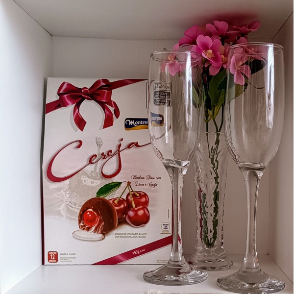 Kit Presente: Conjunto 2 Taças de Vidro para Champagne 200ml +1 Caixa de Bombons Finos Licor e Cereja 195g Montevérgine - Image 2