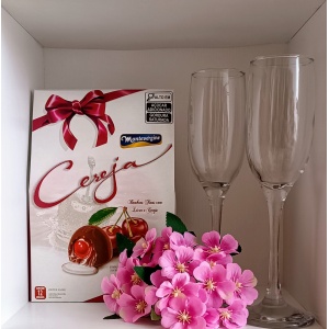 Kit Presente: Conjunto 2 Taças de Vidro para Champagne 200ml +1 Caixa de Bombons Finos Licor e Cereja 195g Montevérgine